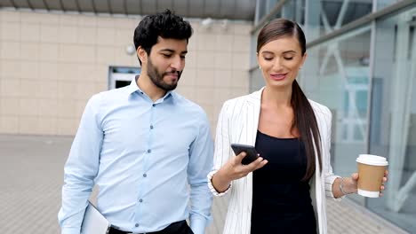 Gente-de-negocios-va-a-trabajar-con-teléfono-y-café-en-la-calle