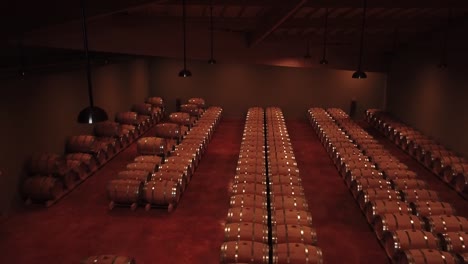 Vista-aérea-de-barriles-en-una-bodega,-viñedo-de-Burdeos,-Francia