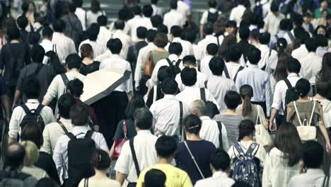 Menge-von-Geschäftsleuten-am-Morgen-Shinjyuku-Tokyo-Japan-arbeiten