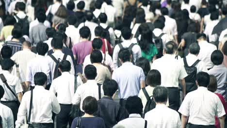 Menge-von-Geschäftsleuten-am-Morgen-Shinjyuku-Tokyo-Japan-arbeiten