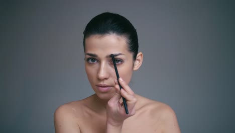 Concepto-de-belleza.-Mujer-poner-maquillaje.-Cejas-de-pintura-con-pincel