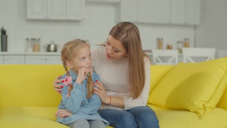 Amorosa-madre-consolando-a-su-hija-triste-en-casa