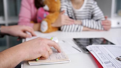 Médico-de-familia.-Madre-e-hija-en-la-oficina-del-médico-para-el-examen.