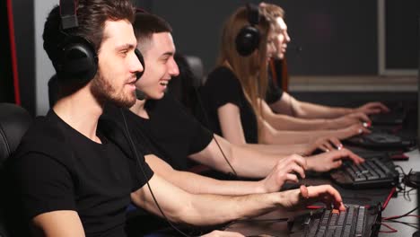 Junge-Spieler-spielen-Videospiel,-während-sie-Wochenende-im-PC-Spielclub-verbringen