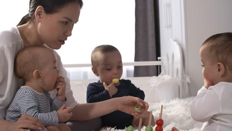 Asiatische-Frau-entfernen-Spielzeug-aus-Baby-Mund