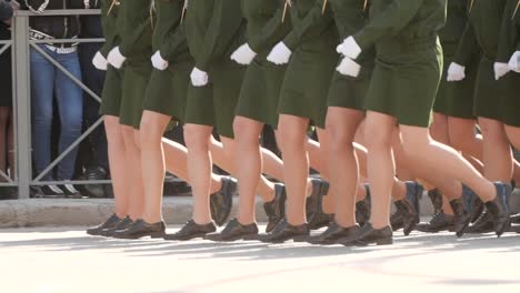 Militärfrauen-marschieren-in-grüner-Uniform-in-Langsamerung-auf-dem-Stadtplatz