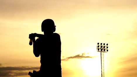 Silhouette-Baseball-Spieler-hält-einen-Baseballschläger,-um-die-Kugel-bohrt-zu-treffen