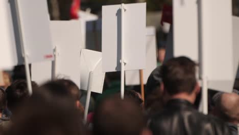 Crowd-Aktivisten-auf-einer-Kundgebung-mit-Plakaten-sind-auf-der-Straße-zu-Fuß-Amerika.