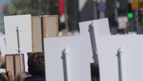 Una-multitud-de-manifestantes-que-caminan-agitando-en-huelga-contra-el-gobierno.