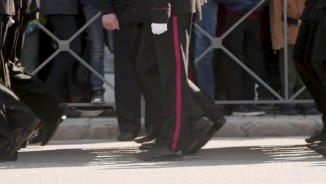 Hombre-uniforme-militar-pierna-de-marcha-beret-personas-slowmotion-luchan-fuera-paso-a-lo-largo-de-la-carretera