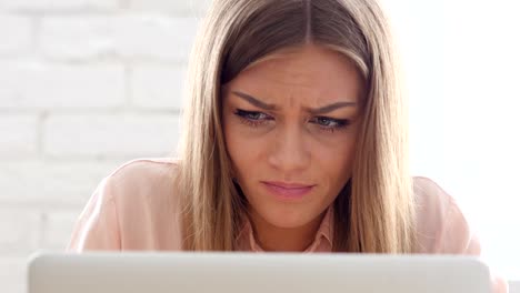 Wütend-kreativen-Frau-arbeiten-auf-Laptop,-Close-Up