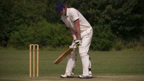 Ein-Batsman-spielt-eine-Grille-erschossen-eine-Abdeckung-Antrieb-genannt.