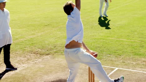 Bowler-liefert-Ball-während-Cricket-match