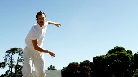 Jugador-de-bolos-entrega-de-balón-y-atractivo-durante-el-partido-de-cricket