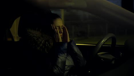 Die-Kopfschmerzen-von-einer-Frau-in-einem-Auto