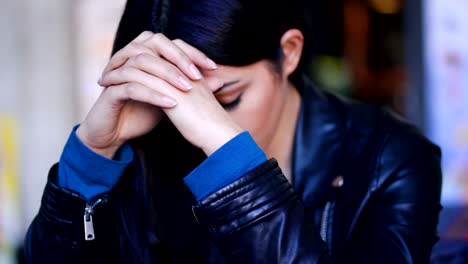 Retrato-de-joven-filipina-mujer-triste-y-pensativo-sentado-en-bar-al-aire-libre