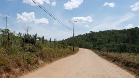 Fahren-auf-eine-brasilianische-Landschaft