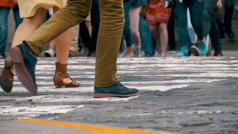 Pies-de-multitud-de-personas-caminando-en-el-paso-de-peatones-en-cámara-lenta