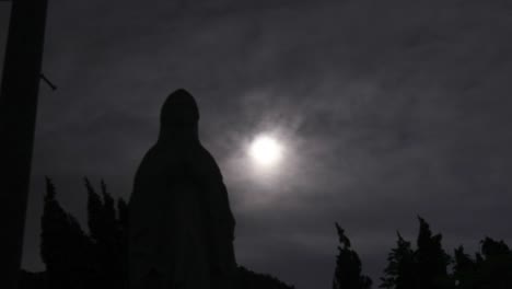 Die-Jungfrau-Maria-am-Friedhof-mit-dem-Mond-im-Silhouette-Szene