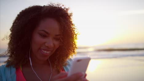 African-American-Frauen-SMS-mit-Smartphone-Technologie