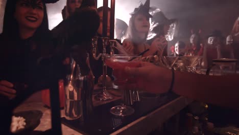 Barkeeper-cocktail-an-Halloween-Kostümparty-geben-Mann