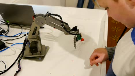 Junges-Kind-spielt-mit-Roboter