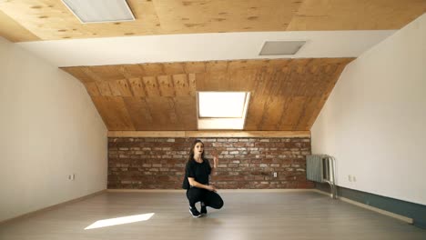 Attraktives-Mädchen-tanzen-Twerk-in-braun-Studio-Hintergrund