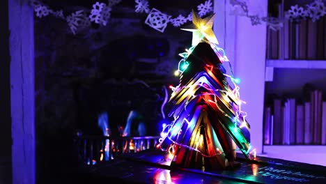 Árbol-de-Navidad-hecho-de-libros-con-fuego-y-luces.