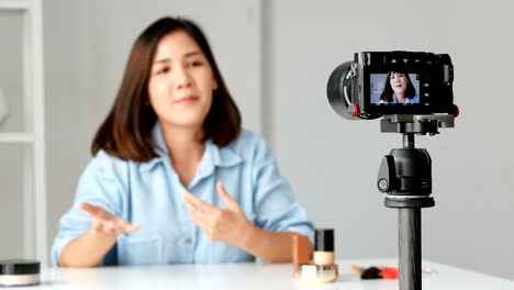 Junge-asiatische-Frau-Schönheit-Mode-Blogger-Aufnahme-video-Presen-ihr-Produkt.-Shooting-vor-der-Kamera.