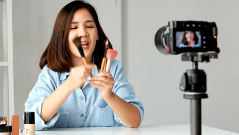 Junge-Asiatin-Influencer-Schönheit-Mode-Blogger-Aufnahme-video-Presen-ihr-Produkt.-Shooting-vor-der-Kamera.