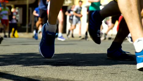 Piernas-de-los-corredores-de-maratón-Closeup