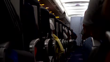 Innenraum-des-Flugzeugs-mit-Passagieren-auf-Sitz-während-des-Fluges.-Stühle-auf-Gang