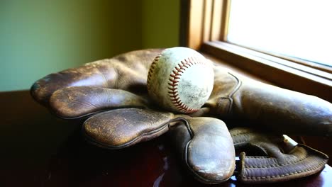 Vintage-Baseball-Handschuh-und-Ball