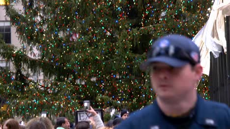 Nahaufnahme-Detail-Video-des-Weihnachtsbaums-im-Rockefeller-Center-mit-großen-Gruppen-von-Touristen