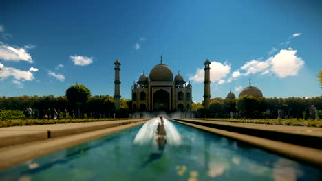 Taj-Mahal-con-turistas-contra-el-cielo-azul,-inclinación-4K