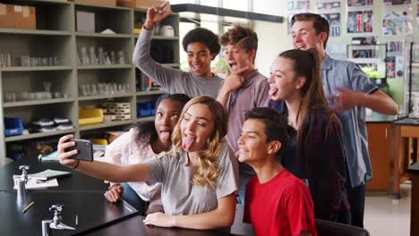 Grupo-de-estudiantes-de-secundaria-teniendo-Selfie-en-clase-de-Biología