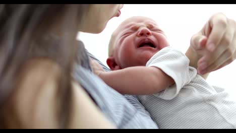 Totschweigen-schreiendes-Baby-Mutter