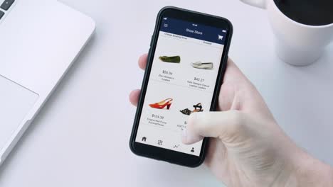 Compras-en-línea-utilizando-smartphone-app-y-elegir-calzado