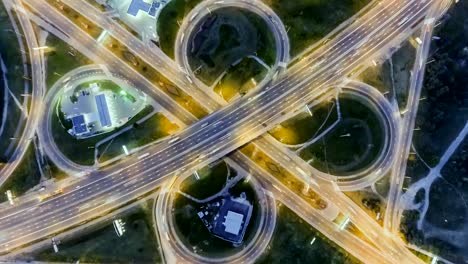 Estática-vertical-descendente-vista-aérea-de-tráfico-en-el-intercambio-de-la-autopista-por-la-noche.-Fondo-de-timelapse