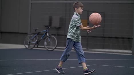 Junge-ausgebildet,-um-Basketball-zu-spielen