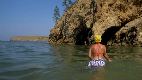 Mädchen-Hipster-im-Wasser-meditiert-und-freut-sich-über-das-Wasser.