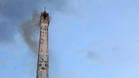 Rauch-aus-dem-Krematorium-nach-der-Einäscherung.