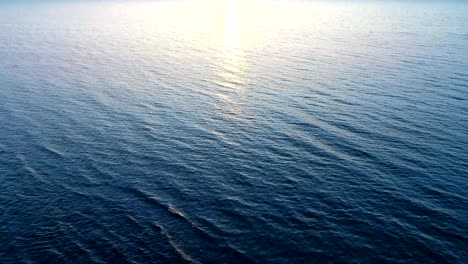 El-vuelo-sobre-el-agua-en-el-fondo-del-atardecer-pintoresco.-tiro-del-zumbido