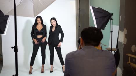 Photo-session-of-male-photographer-taking-pictures-of-young-beautiful-female-models