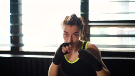 mujer-joven-hermosa-mueve-boxeo-entrenamiento-en-gimnasio-de-perforación