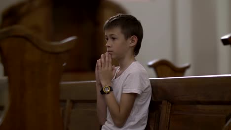 schwere-jungen-beten-in-der-Kirche-allein,-Ansicht-von-hinten