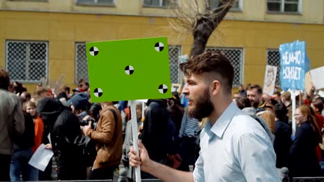 Europäische-Menschen-bei-Demonstration.-Mann-mit-einem-Banner-schreien-in-ein-Mundstück.