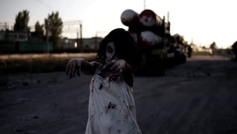 Mujer-zombie-espeluznante-rostro-herido-caminando-al-aire-libre-con-un-industrial-lugar-abandonado-en-el-fondo.-Halloween,-concepto-de-filmación,-escalofriante