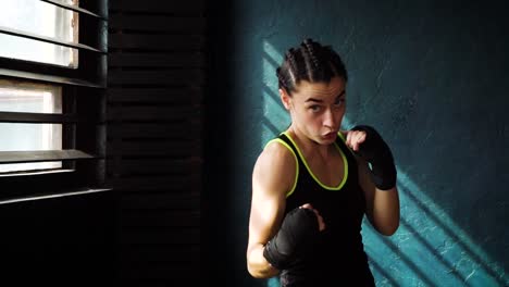 Mujer-Boxeo-joven-hermoso-Fit-formación-perforando-en-fitness-studio-lenta