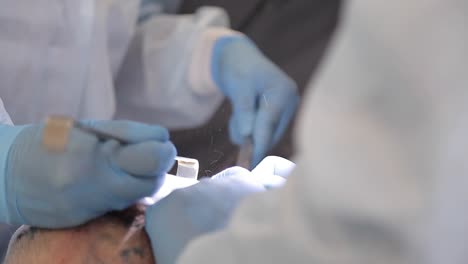 Los-dentistas-realizan-cirugía.